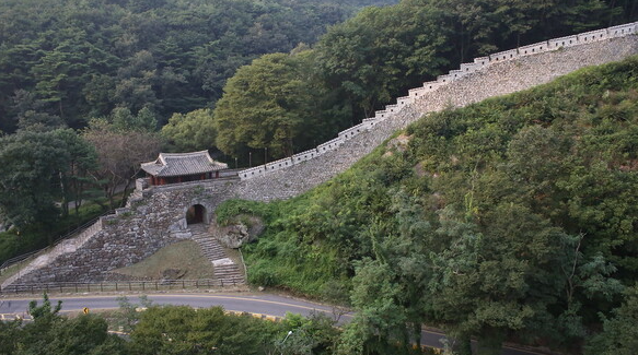 남한산성 성곽돌기