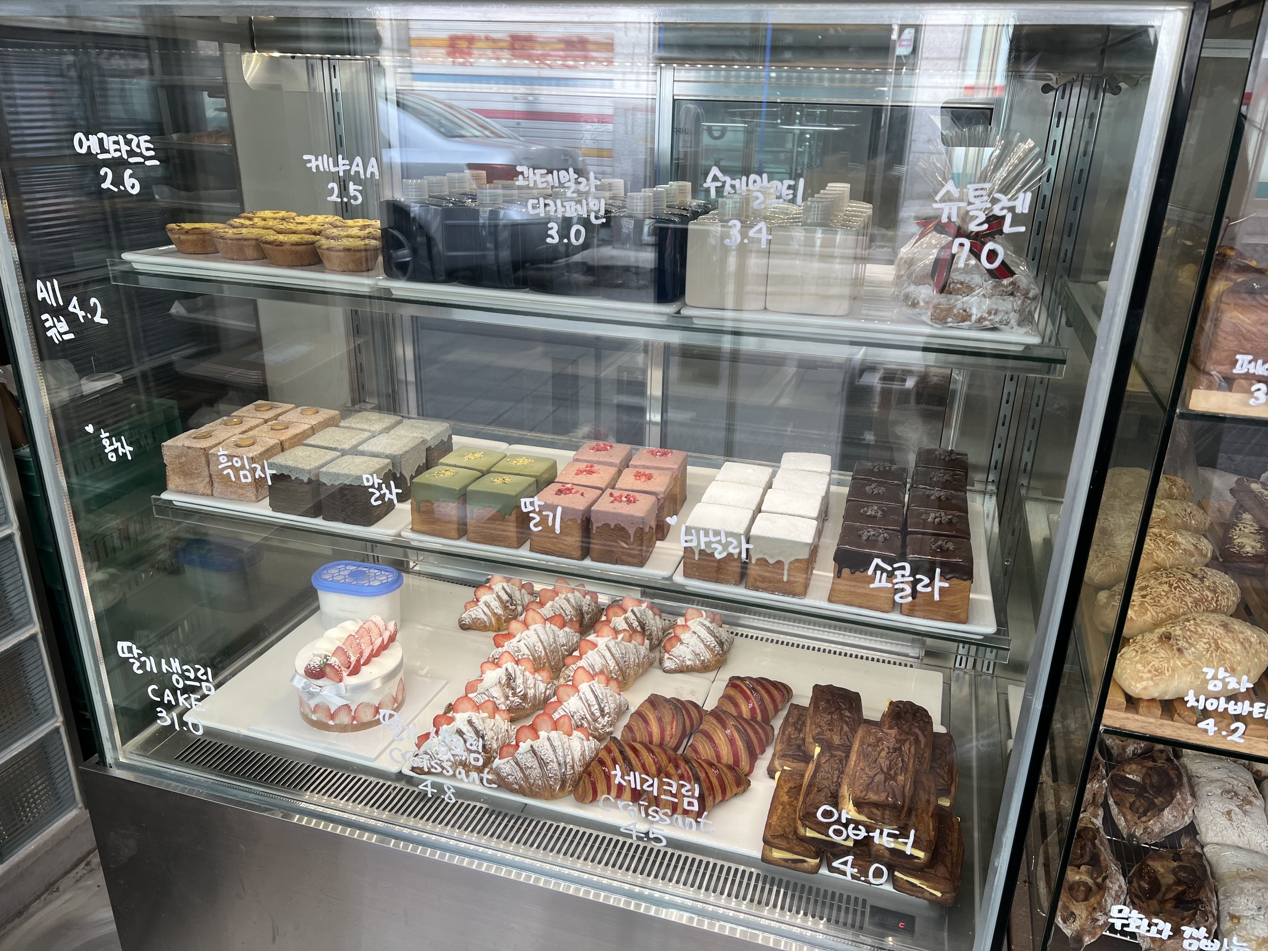 수제밀크티-에그타르트-큐브-드립커피