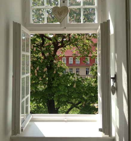 창문을 열어 실내 환기