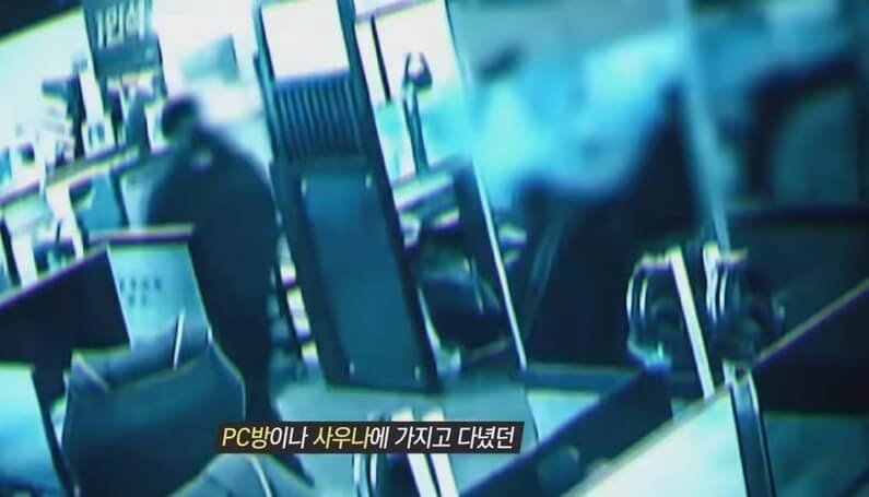 친부가 아이 시신을 들고 다니는 장면