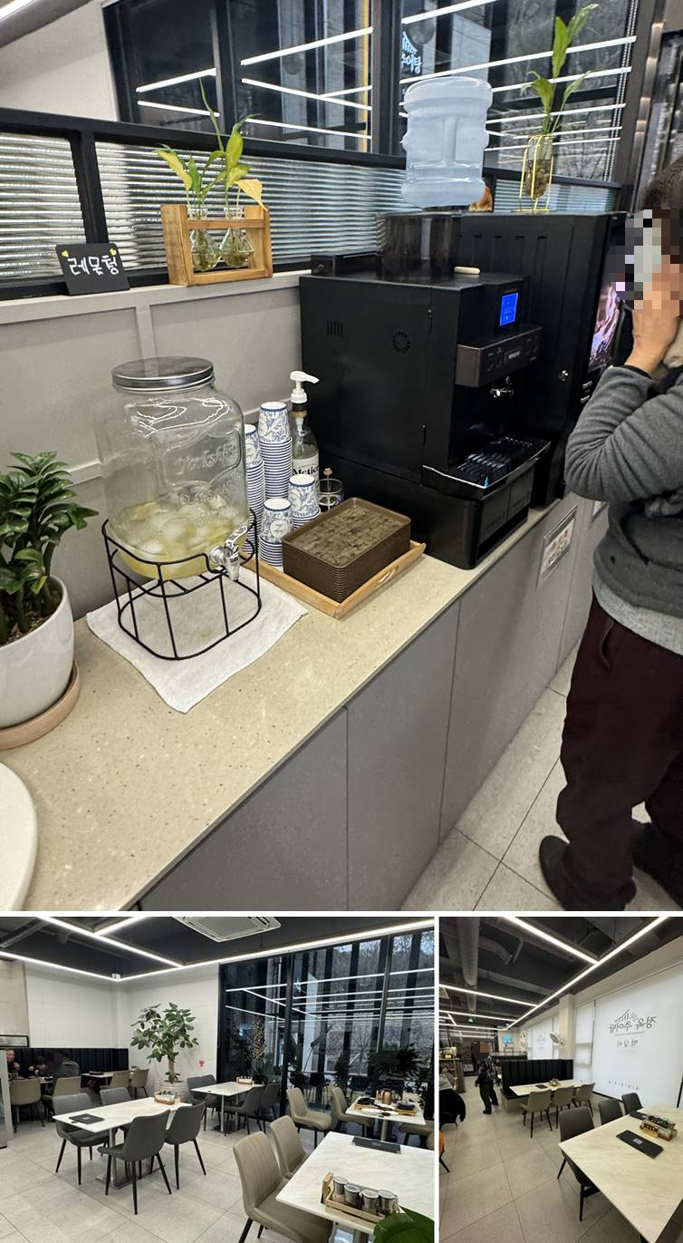 입구 물 및 커피 머신과 입구쪽 자리들