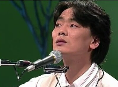 김광석-그날들-악보-김광석이-노래를-부르며-허공을-응시하고-있는-사진