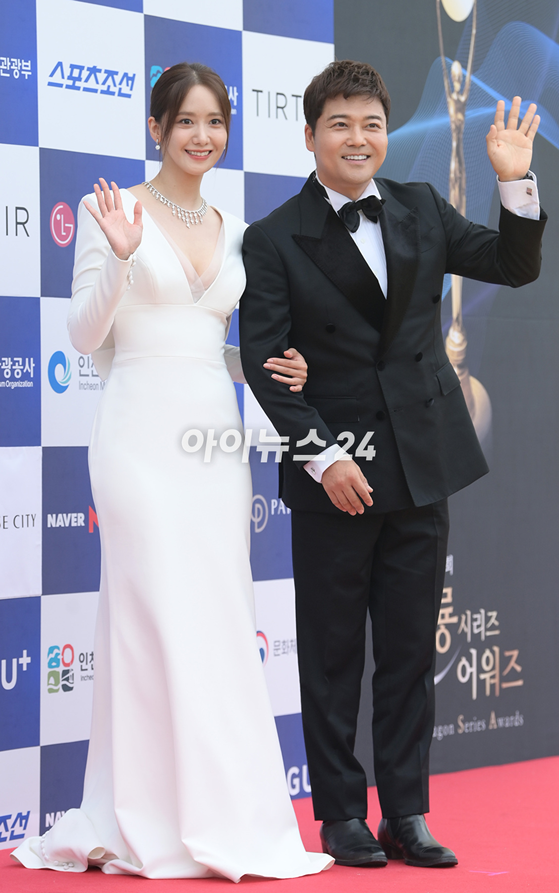 배우 임윤아와 방송인 전현무가 19일 인천광역시 중구 파라다이스시티에서 열린 '제1회 청룡시리즈어워즈' 시상식에 MC로 참석해 레드카펫을 밟고 있다. [사진=정소희 기자]