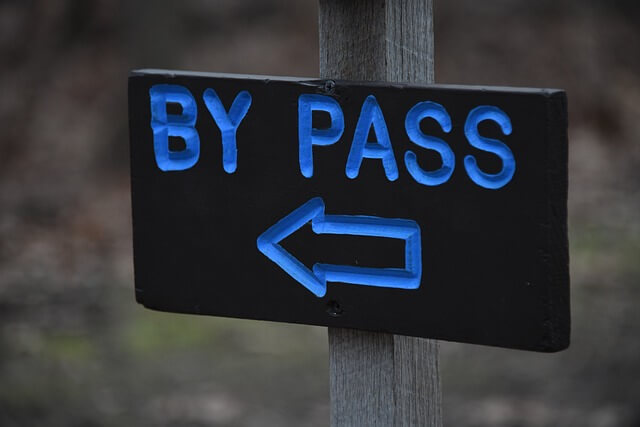 우회하시오 팻말