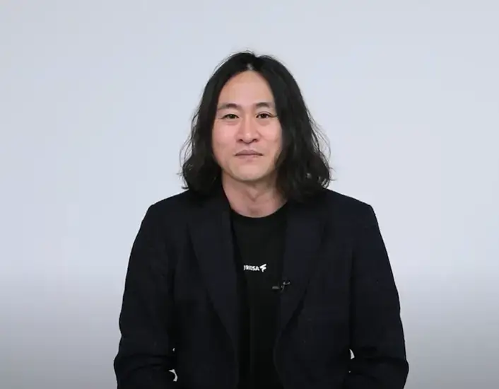 퓨리오사AI 대표 백준호 인터뷰 장면 &ndash; 퓨리오사 로고가 보이는 검은색 티셔츠 착용