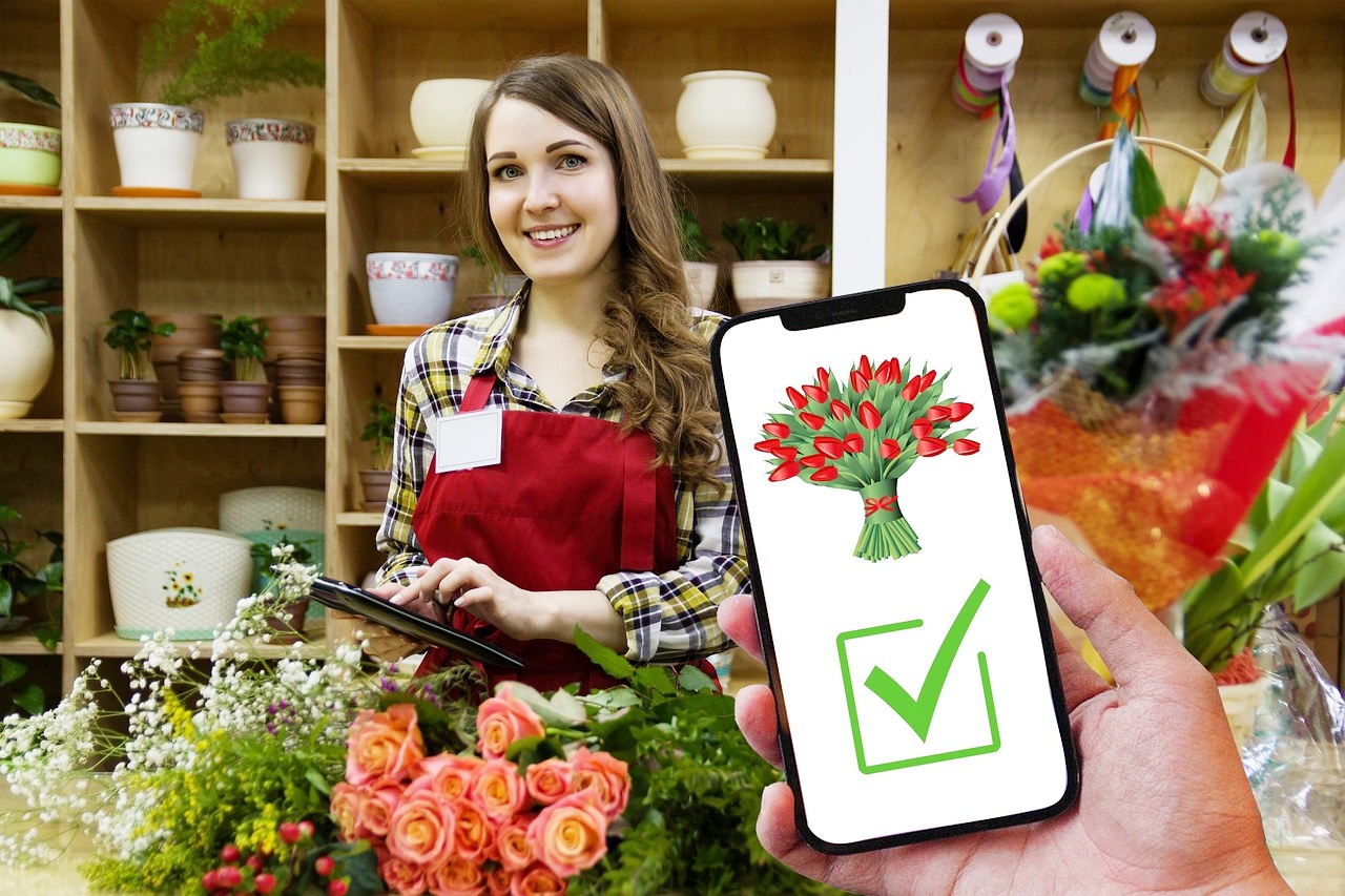 꽃집에서-꽃다발을-들고있는-여성앞에-꽃을-앱으로-주문하는사람