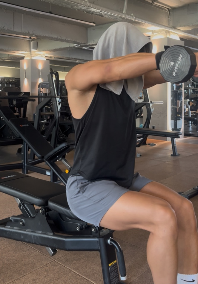 덤벨 프론트 레이즈 수축자세