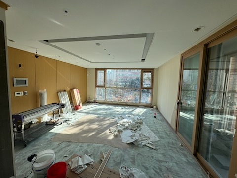 아파트 리모델링 - 거실 마루 바닥 철거 상태