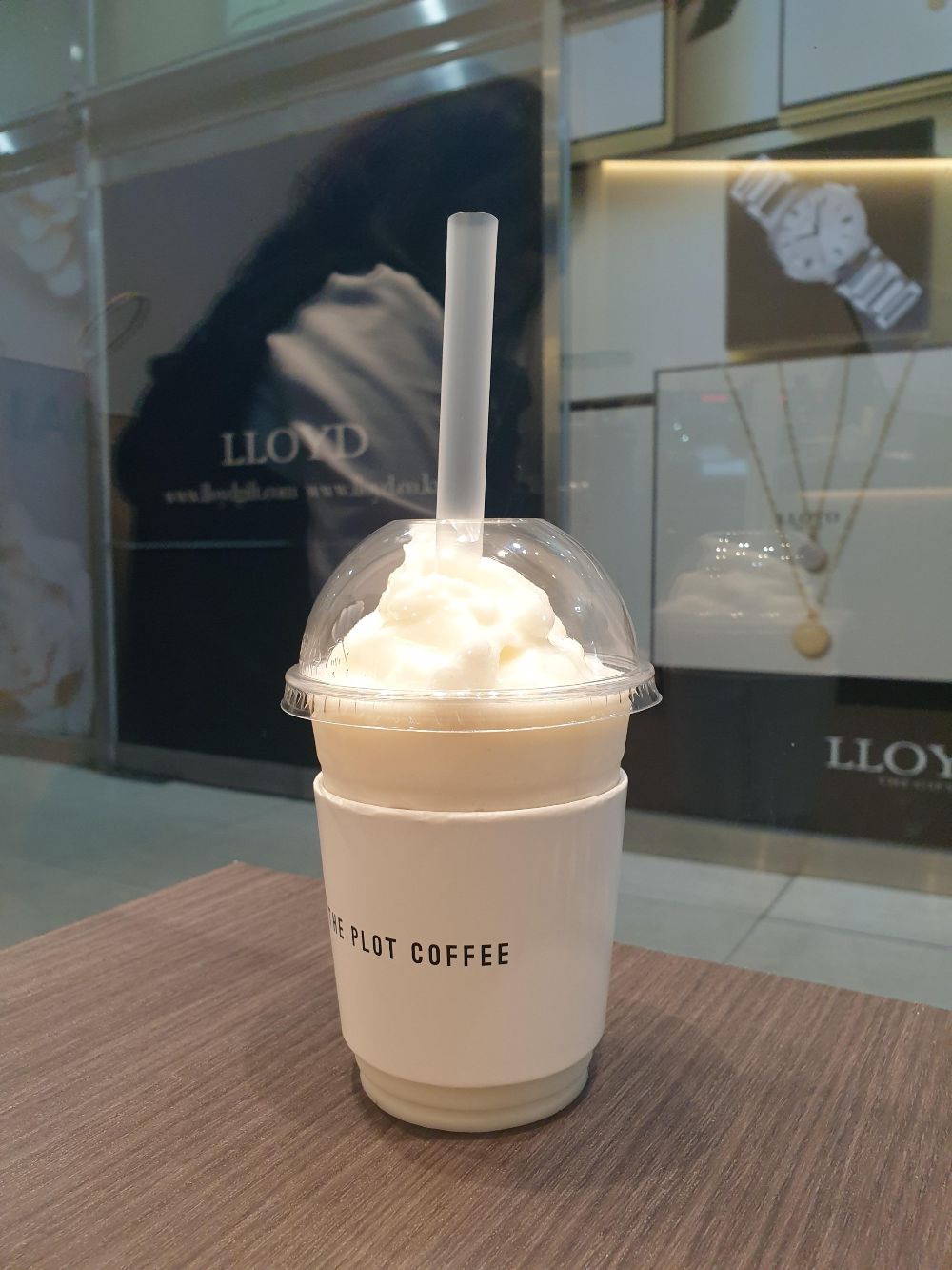 로이드 매장 앞에 참외 슬러시. 흰색 컴홀더에 투명 1회용 용기.