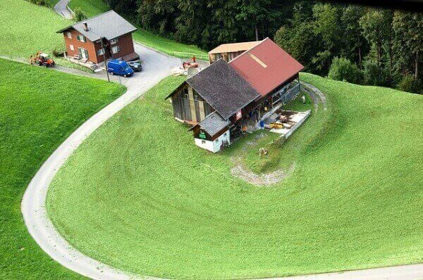 집들 사이로 굽어 돌아가는 길이 있는 모습