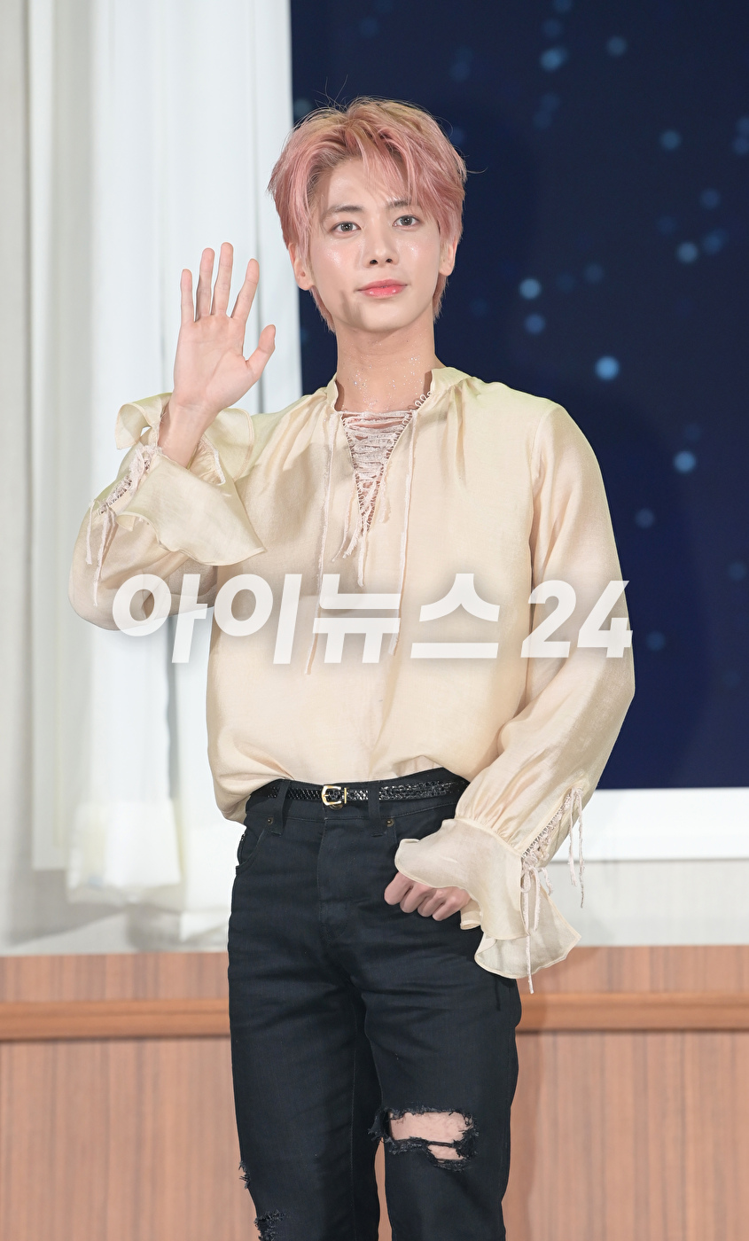 그룹 투모로우바이투게더 태현이 26일 오후 서울 강남구 코엑스 오디토리움에서 열린 투모로우바이투게더(TOMORROW X TOGETHER, TXT) 미니 5집 '이름의 장: TEMPTATION' 발매 쇼케이스에서 타이틀곡 무대를 선보이고 있다. [사진=정소희 기자]