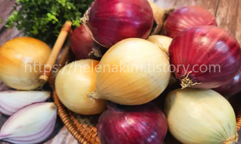바구니에 담겨 있는 흰 양파와 적색 양파