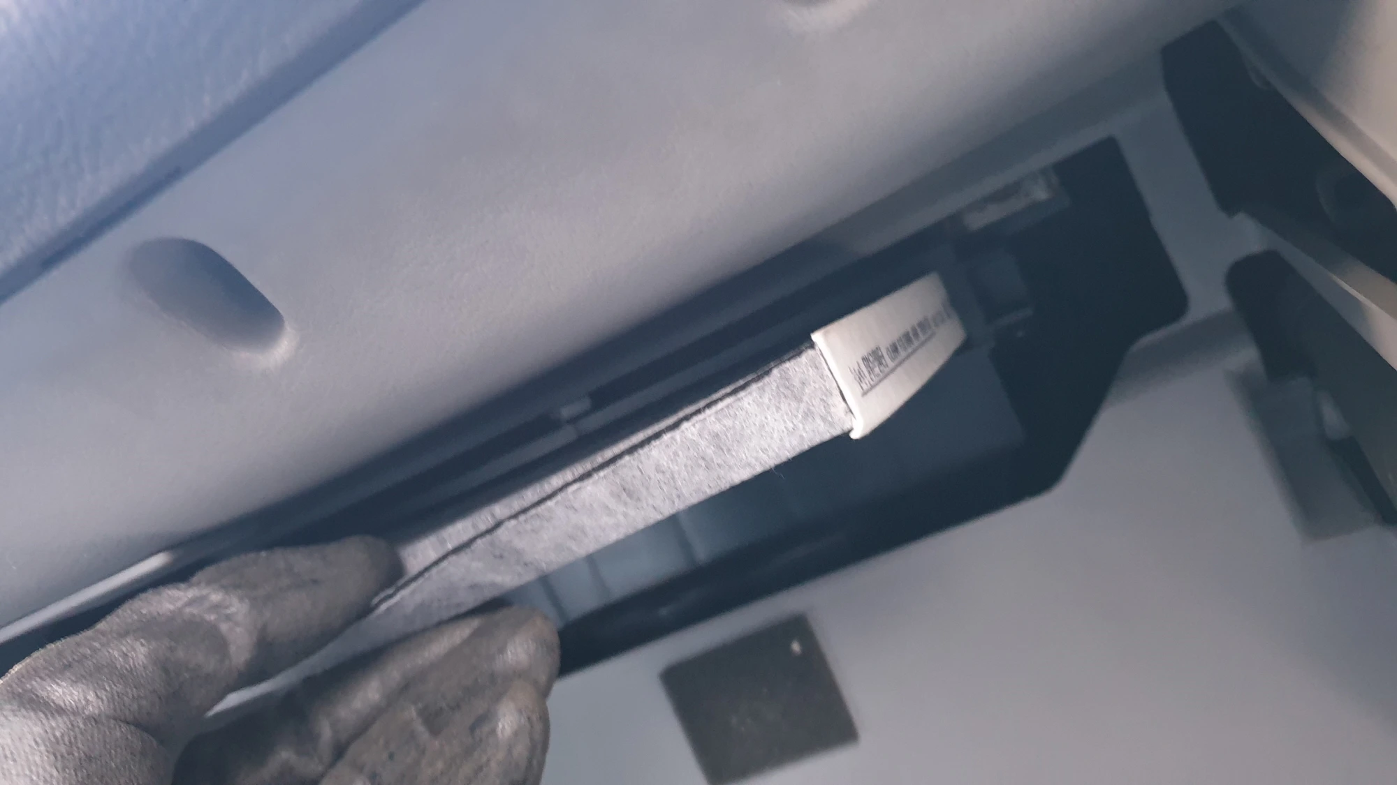 에어컨필터 빼는 모습