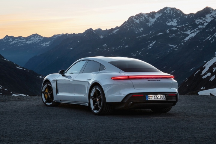 포르쉐 타이칸 후면