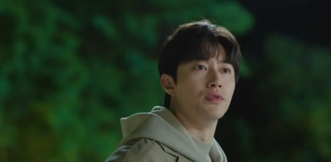 눈물의 여왕-
밤거리 뒤를 돌아보며 말하고 있는 곽동연