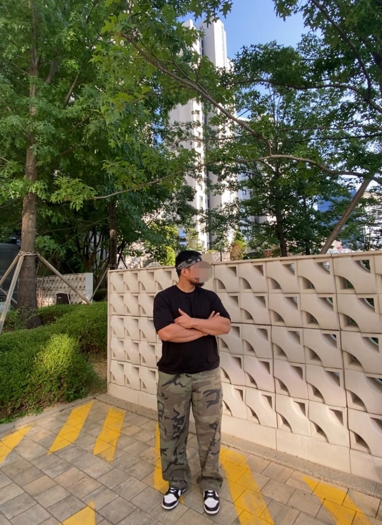 데일리룩(2025. 8. 10.)하바행크 클래식 페이슬리 반다나 블랙, 무신사 무신사스탠다드 쿨탠다드 반팔 티셔츠 블랙, 플루크 와이드 카모 카고팬츠, 나이키 덩크 로우 돌고래