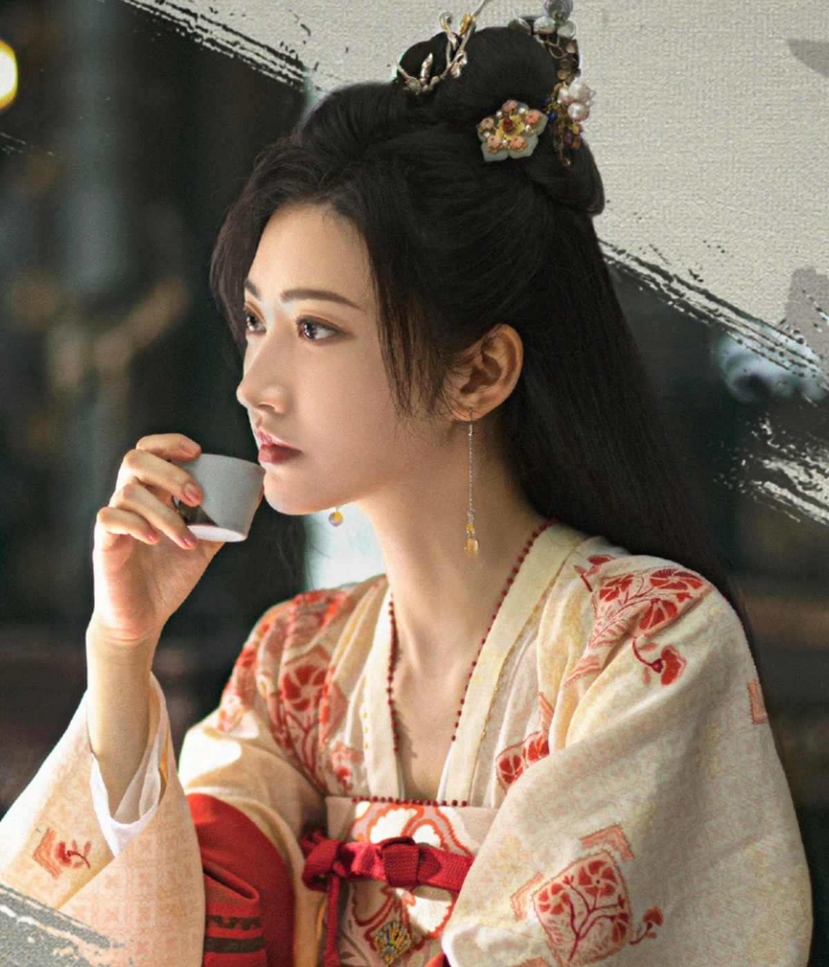 술잔 들고 있는 경첨