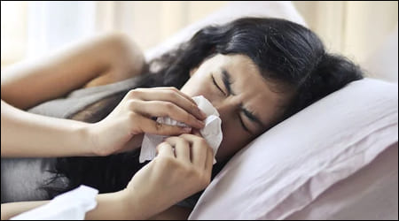 누워서 코를 풀고 있는 여성