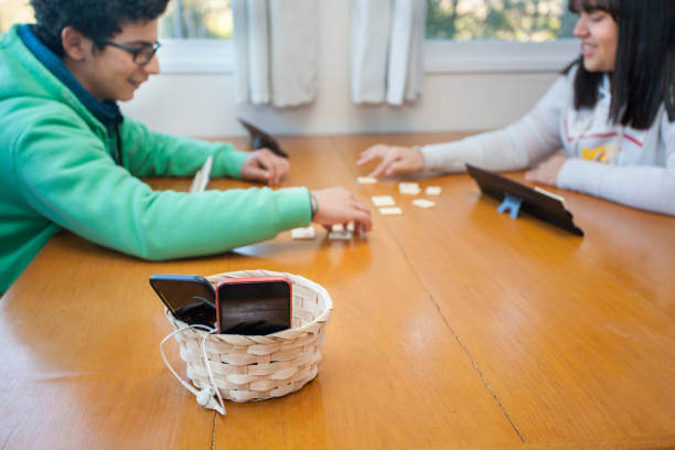 디지털 디톡스 실천 하는 아이들이 휴대전화는 꺼두고 보드게임을 하고 있다.
