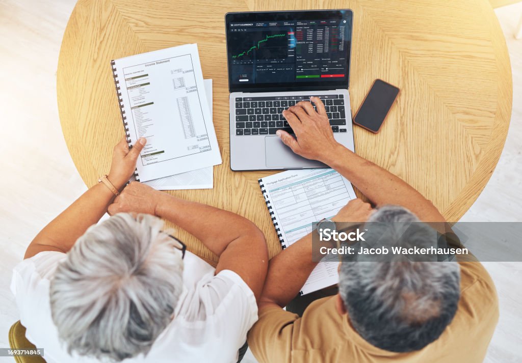 재무설계하는 노부부