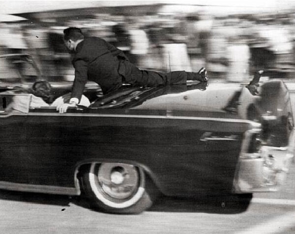 총격범으로부터 존 F 케네디를 지키기 위해서 몸을 날리는 경호원