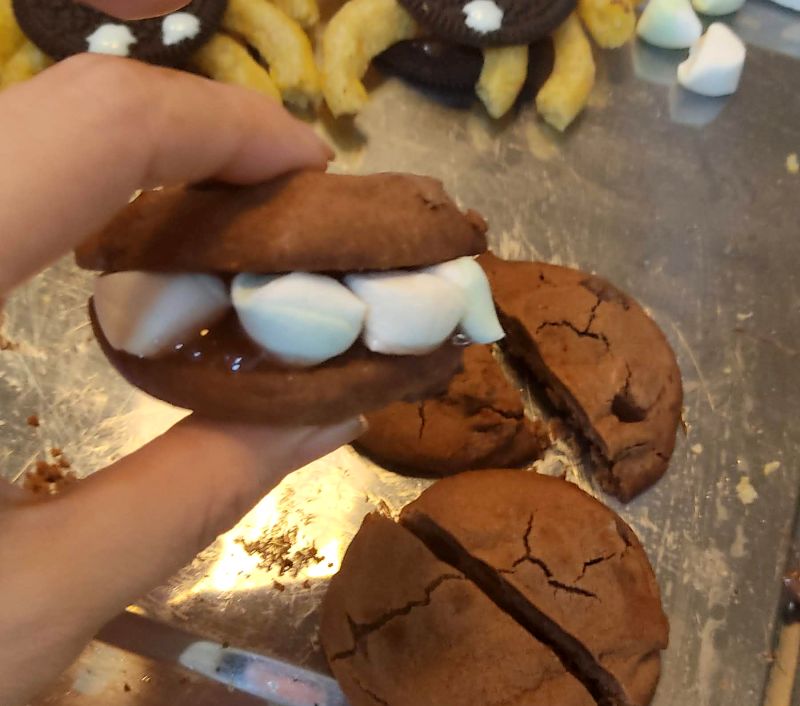 마시멜로를 딸기잼 잇몸에 배치해주고 다시 초코칩을 얹어줌