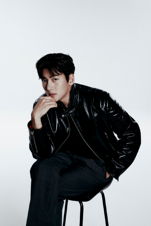 배우 지창욱이 &#39;최악의 악&#39; 종영 인터뷰에 앞서 사진촬영을 하고 있다. [사진=월트디즈니 컴퍼니 코리아]