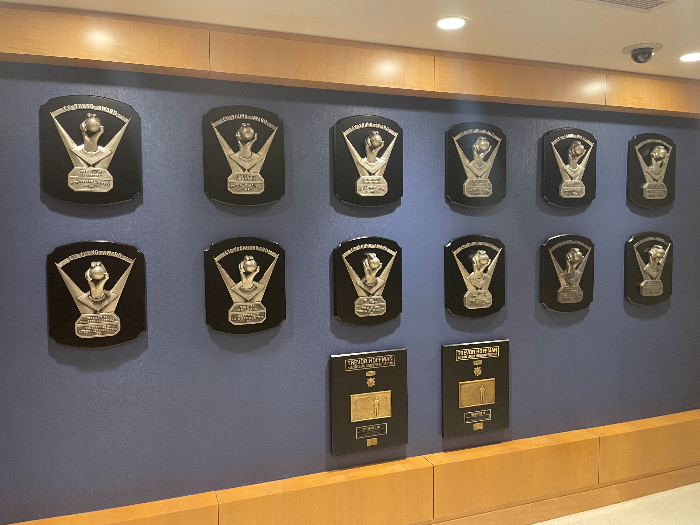 다저스 선수들의 사이 영 상 트로피들. 14개의 트로피가 벽에 진열되어 있다. 트로피는 납작한 상장 같은 모양이다.