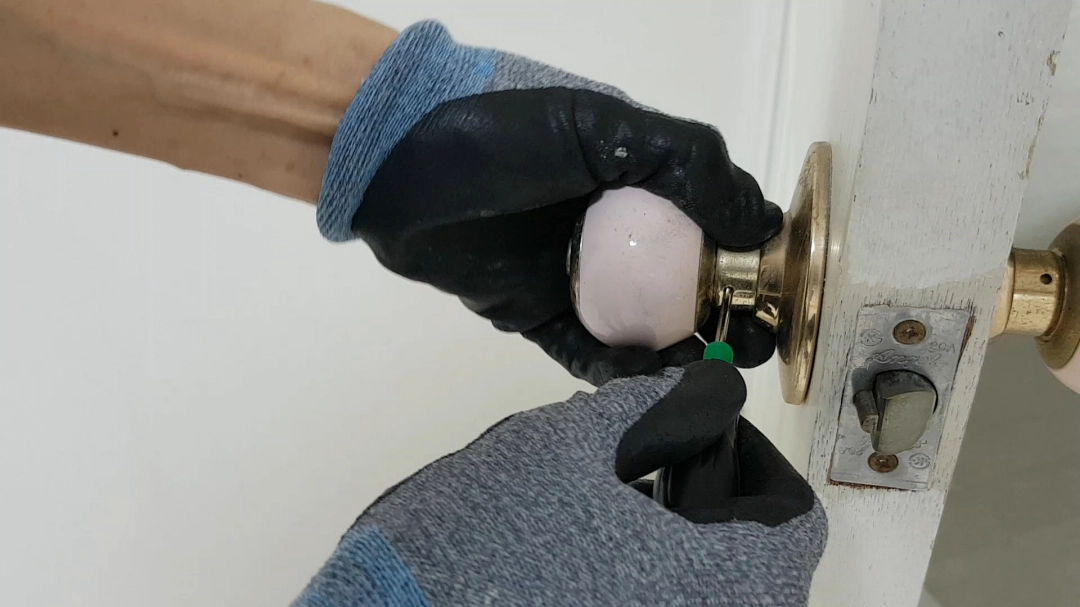 구형 방문 손잡이 분해 방법