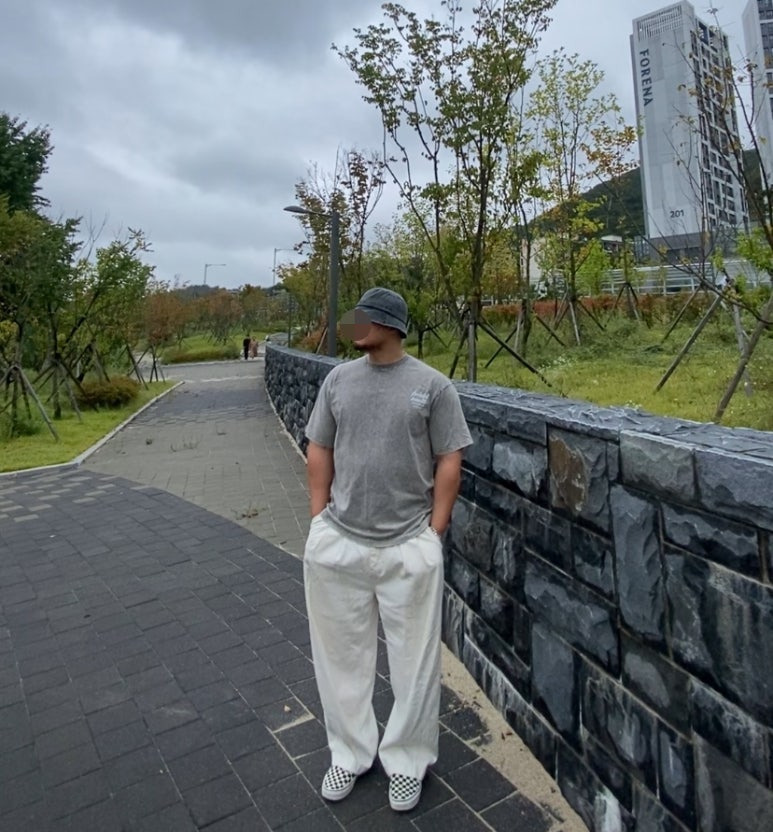 데일리룩('25. 10. 7.)루오에스펙 오버핏 워싱 라인 버킷햇, 크림소다랩 스톤워싱 피그먼트 쿼터 그레이화이트 티셔츠, 무신사스탠다드 무신사 데님와이드 벌룬팬츠, 반스 체커보드