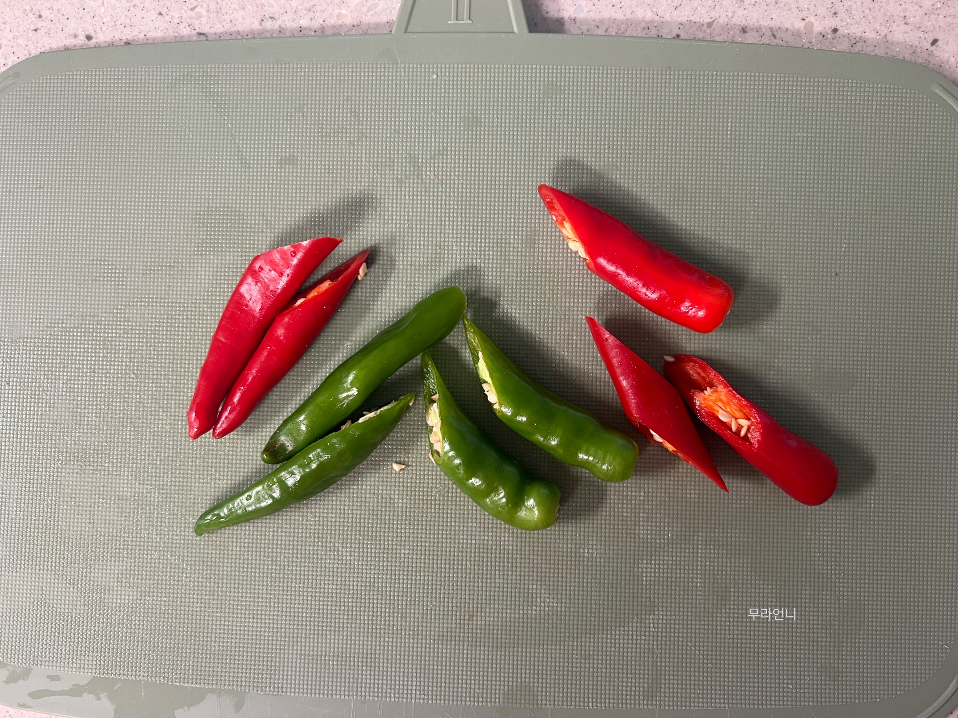 고추 1개씩 큼지막하게 썰기