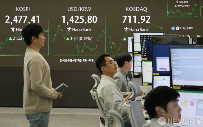 다수 상장사 오너 자녀들이 미국 상호관세 여파에 따른 급락장 속에서 자사주를 매입하고 있다. 사진은 서울 중구 하나은행 딜링룸에서 직원들이 업무를 보는 모습. [사진=양윤모 기자]