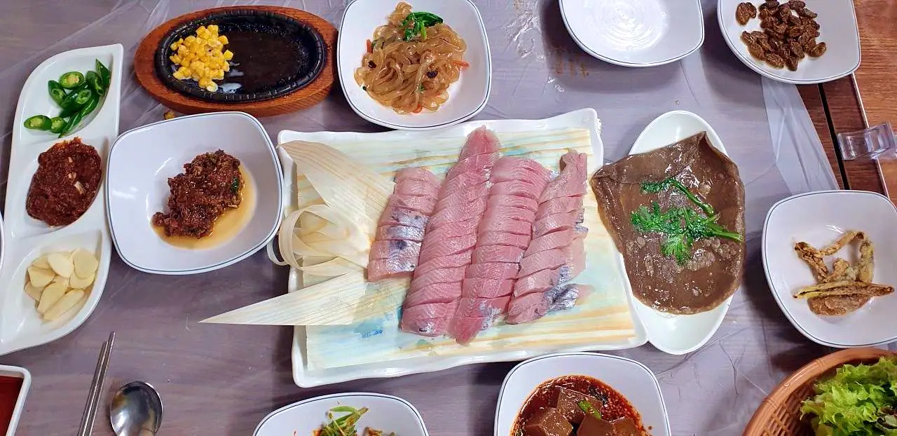 갓 잡아 신선한 산천어 요리 한 상 산천어회, 산천어반건조, 산천어매운탕, 산천어구이 강원 화천 맛집