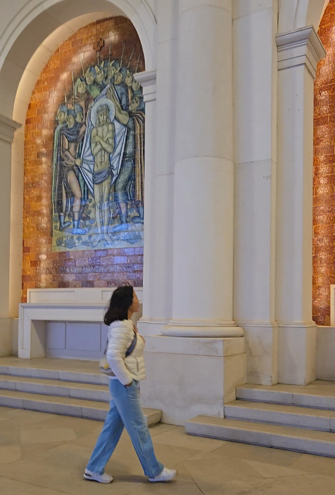 파티마 대성당에는 십자가의 길(14처) 벽화