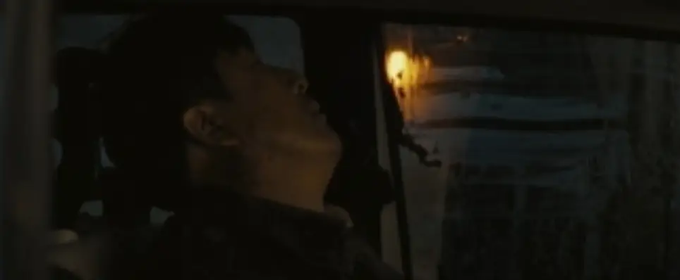 차안에서 잠든 남자