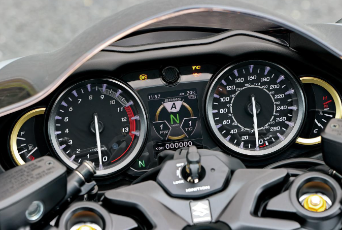 오토바이 하야부사의 계기판 사진