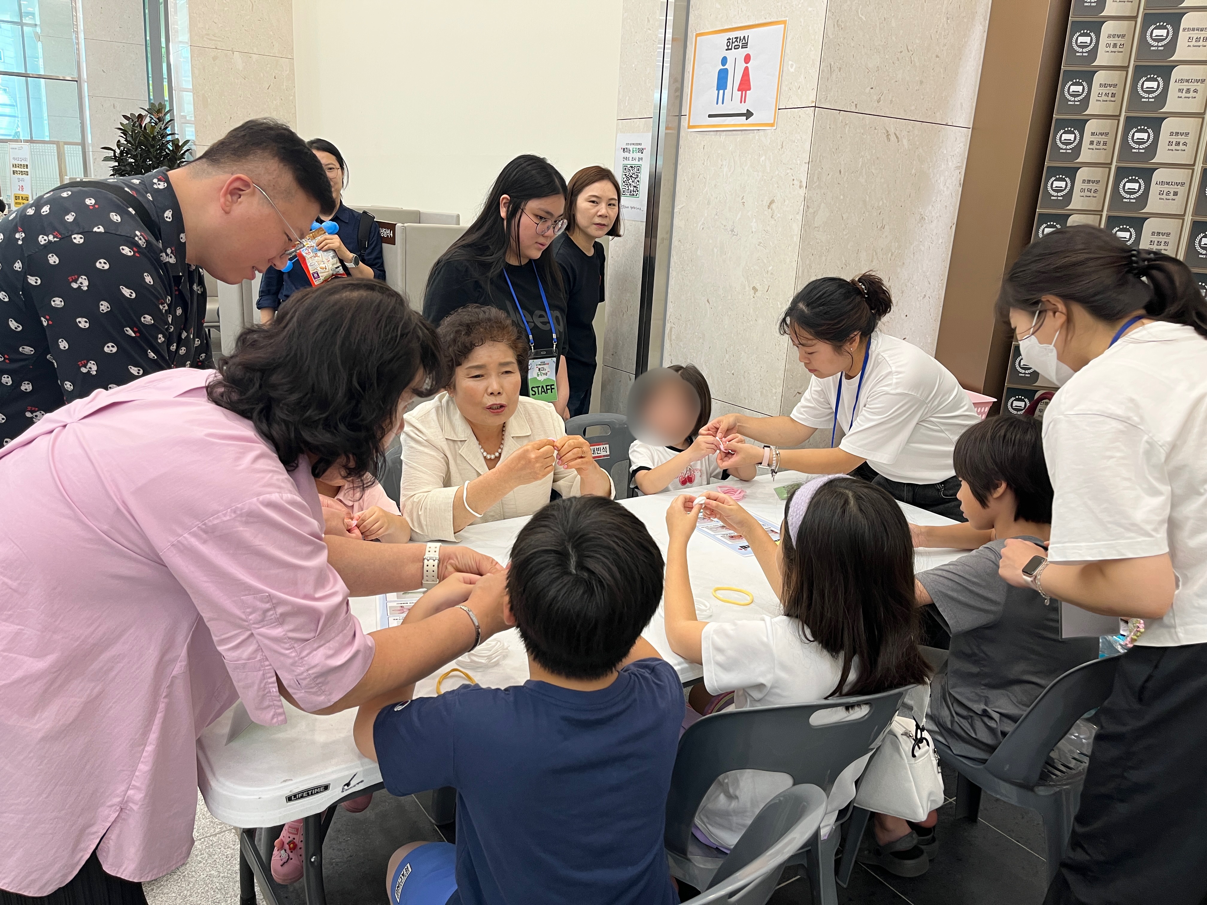 부스에서 꽃키링 만들기를 하고 있는 전체 모습