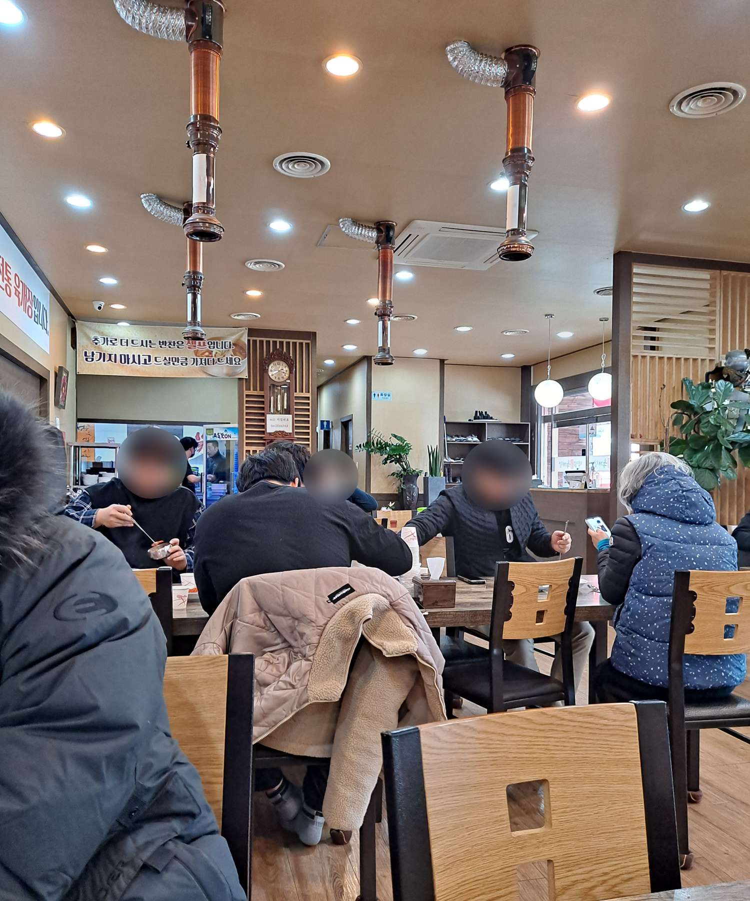 약암육개장 식사하는 손님들