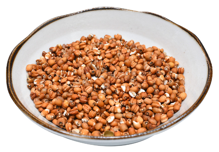 야생에서 채취를 한 율무를 붉은 껍질째 깨끗하게 세척을 한 후에 동그란 유리 그릇에 반쯤 담아두고 찍은 사진