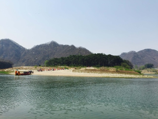 청령포에 도착한 배에서 사람들이 내리는 모습