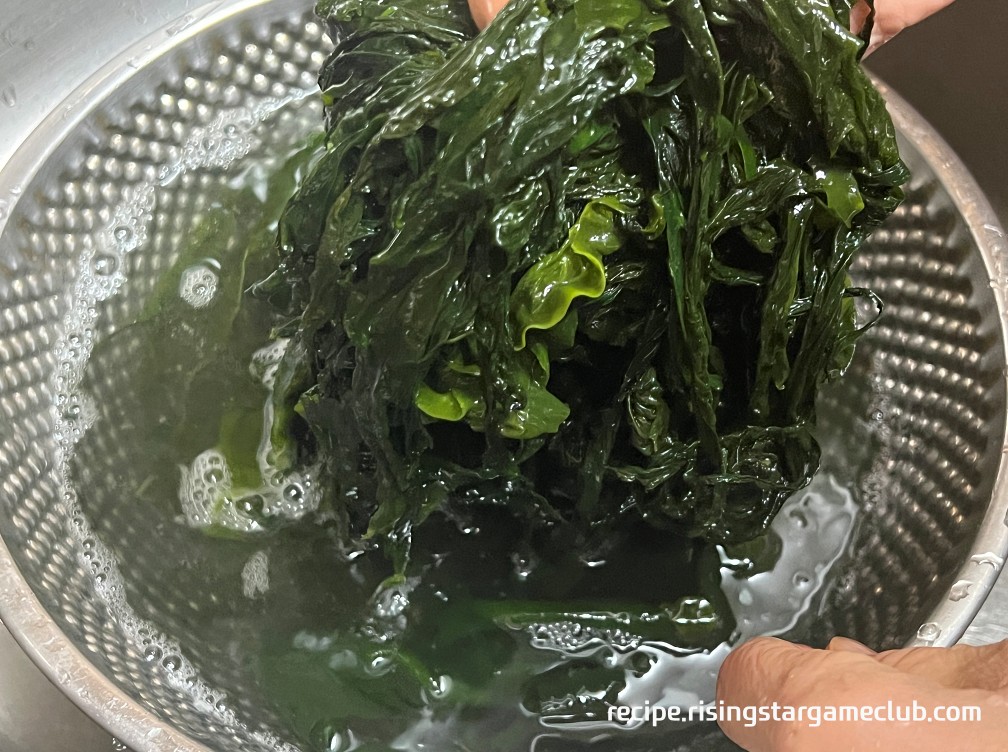 불린 미역 물 버리기