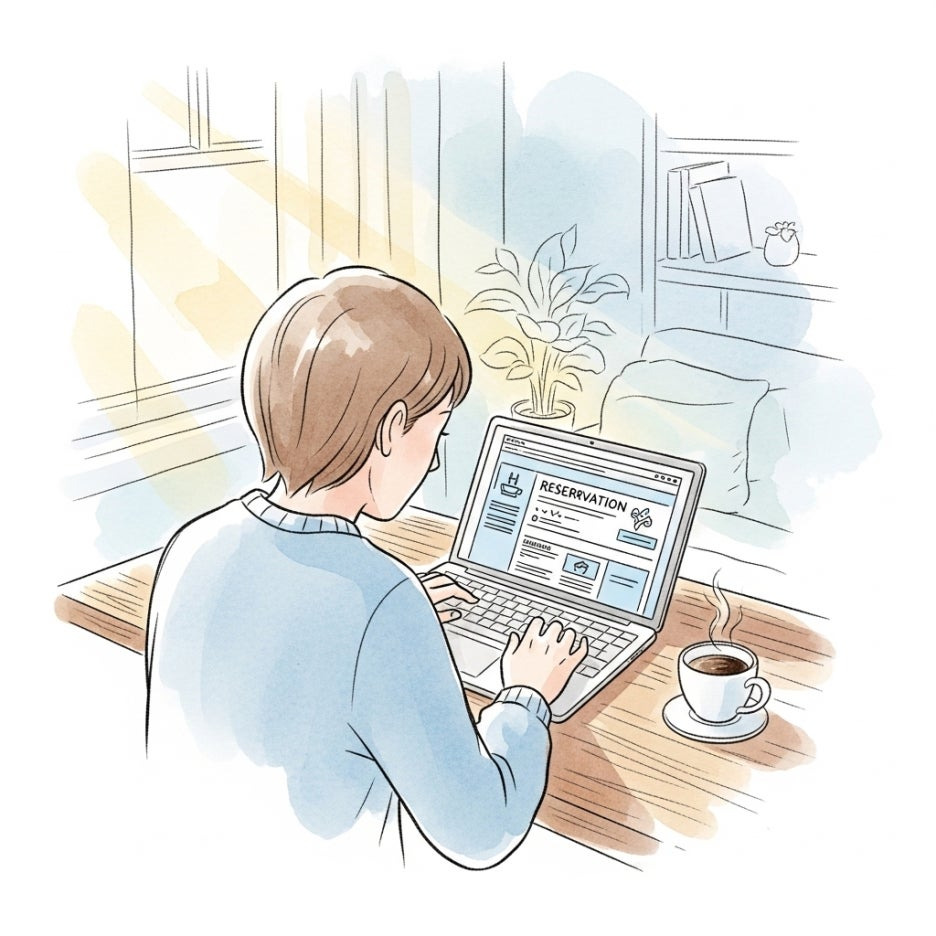 예약을 위해 컴퓨터 앞에 앉아 있는 차분한 모습
