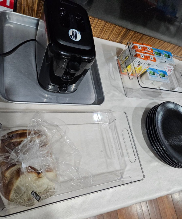 카페 앞 테이블 세팅