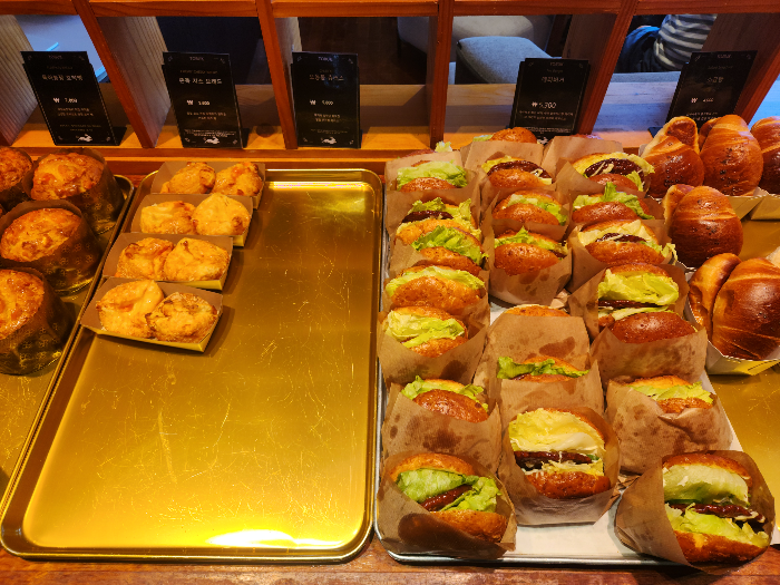 Cheese bread and a hamburger are on a plate.