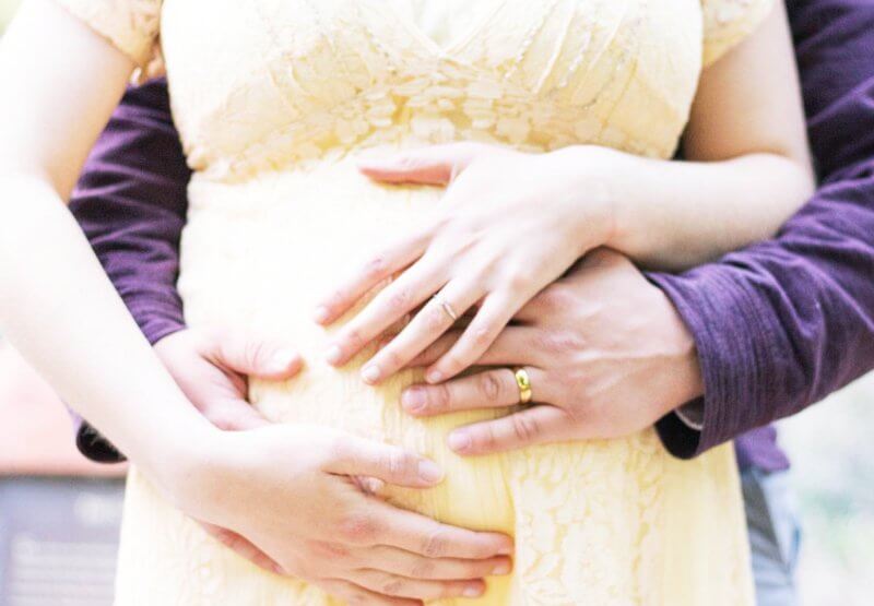 배가-손으로-감싸진-임산부