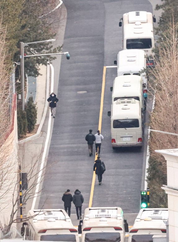 버스로 막은 대통령 관저