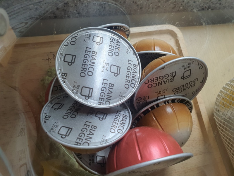 통에-담겨있는-캡슐커피