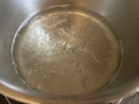 계란찜에 사용할 동전 육수 끓이기