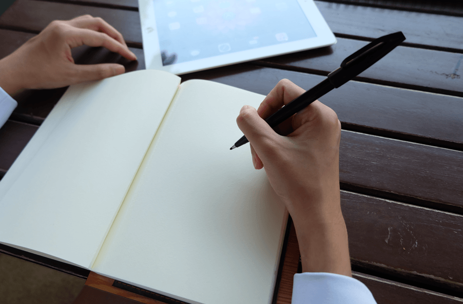 감정금 계좌 루틴 감정 기록 노트 작성하는 모습