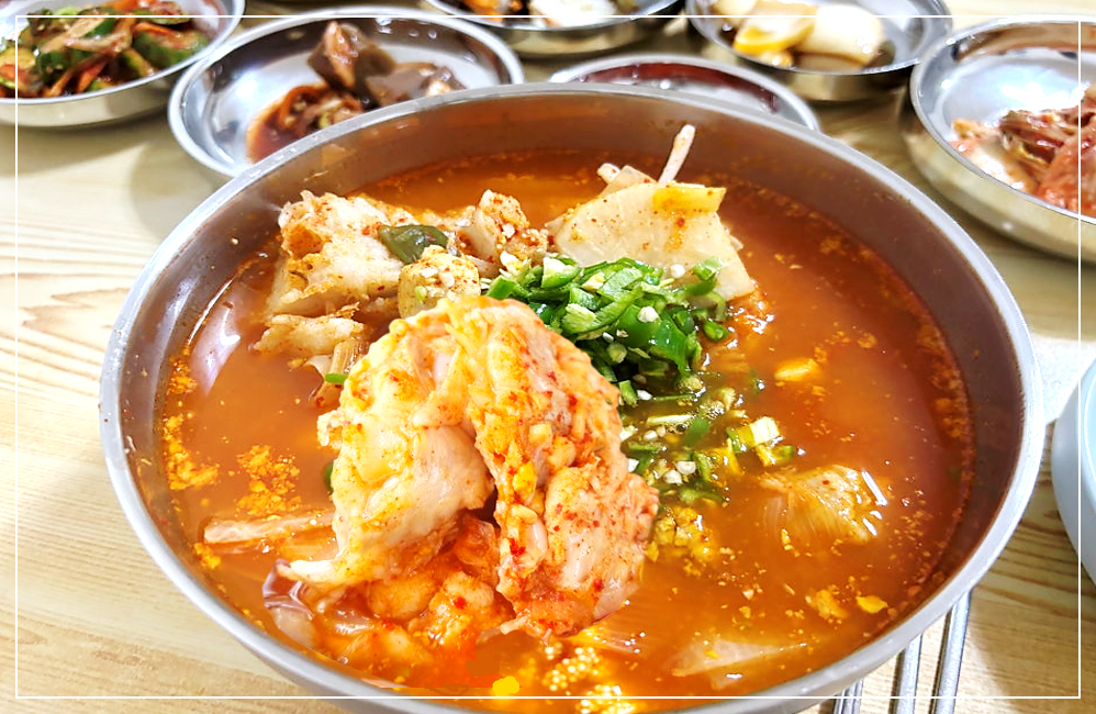 빨갛지만 깔끔하고 담백한 국물이 특징인 속초 춘선네의 곰치국 클로즈업